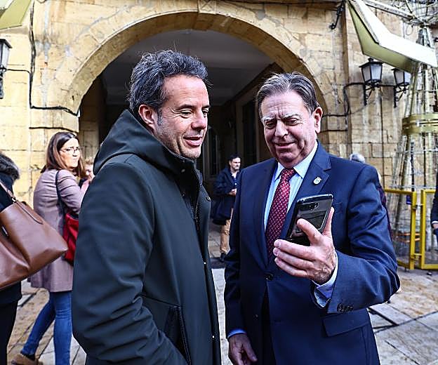 El alcalde invita a Nacho Cuesta a dar el salto a la lista del PP y la junta local del partido lo respalda