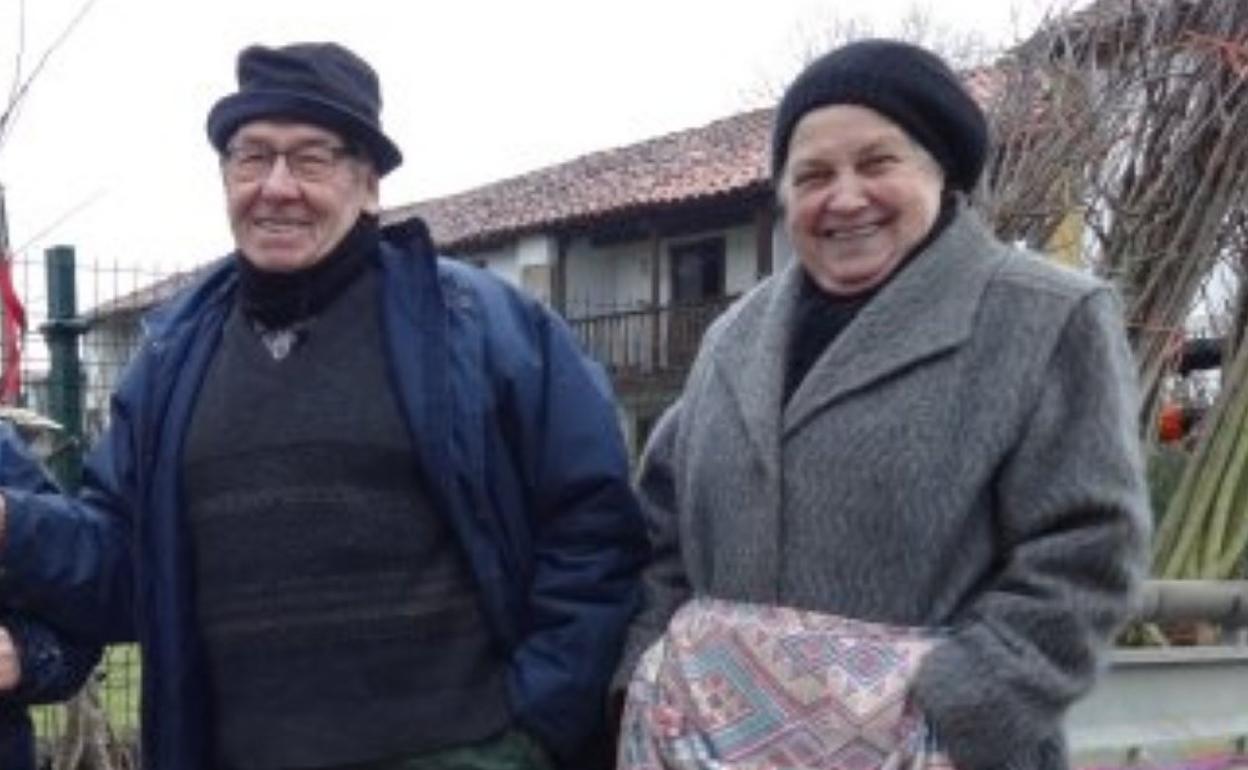 Javier y María Luisa en la feria de Corao, a donde solían llevar sus productos. e. c.