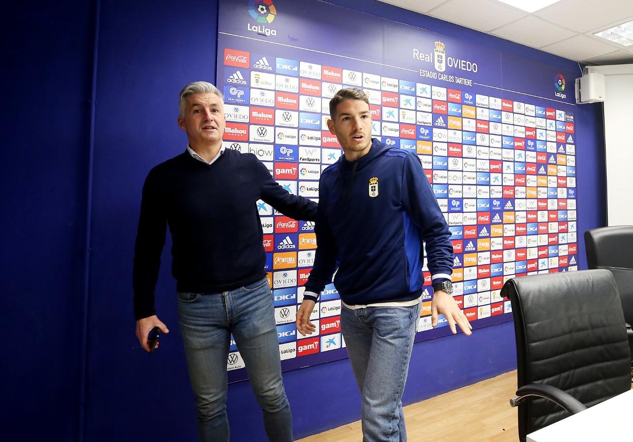 El director deportivo azul, Roberto Súarez, y Manu Vallejo, durante la presentación de este último.