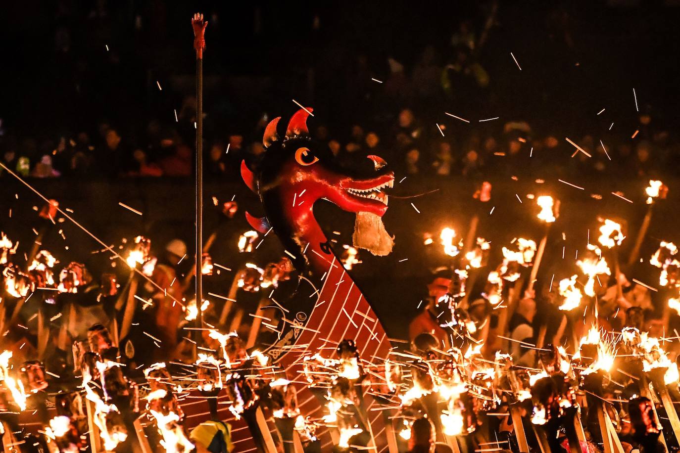 Fotos: Los vikingos desfilan por las calles de Escocia