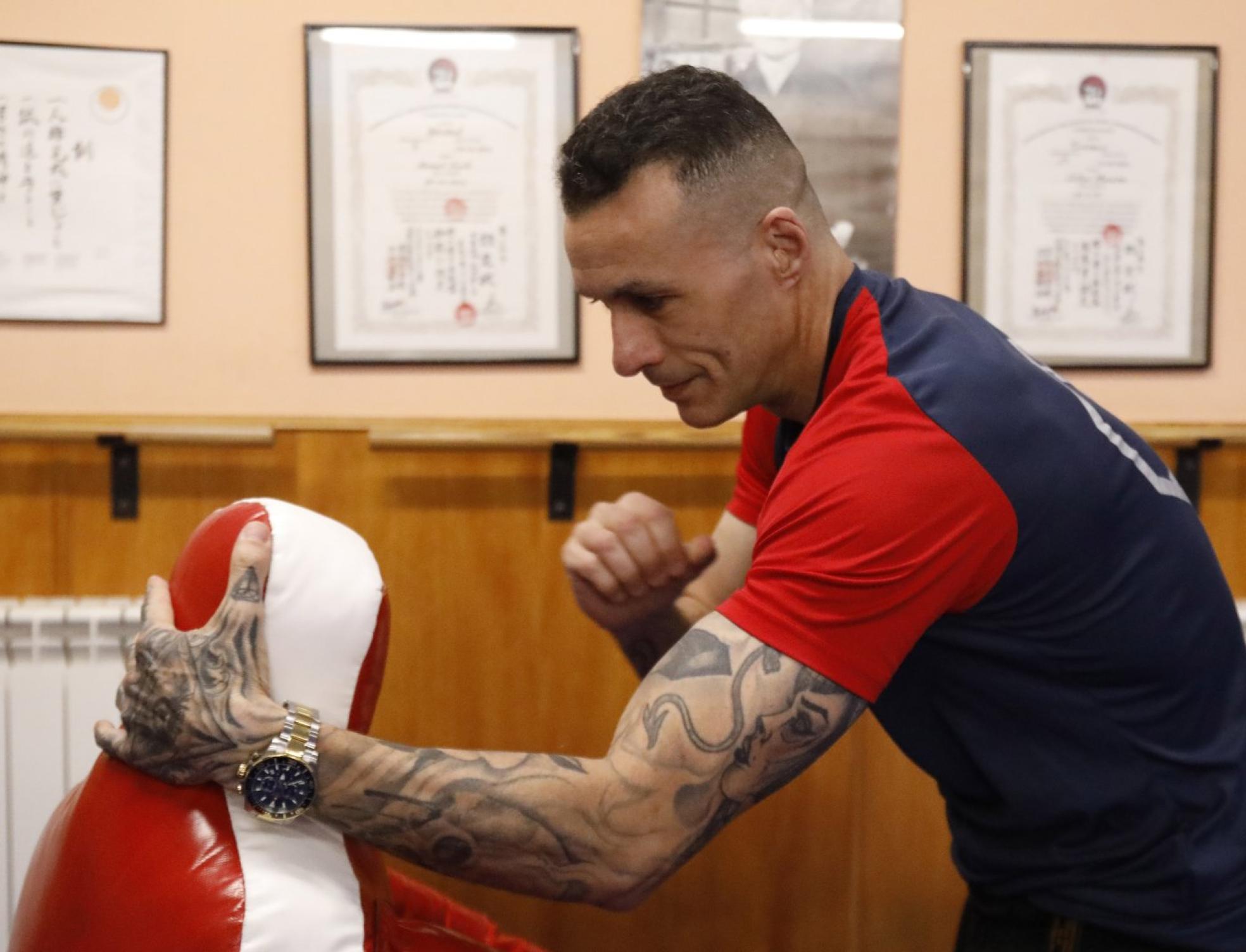 Aspa, a punto de golpear un muñeco antes de un entrenamiento. 