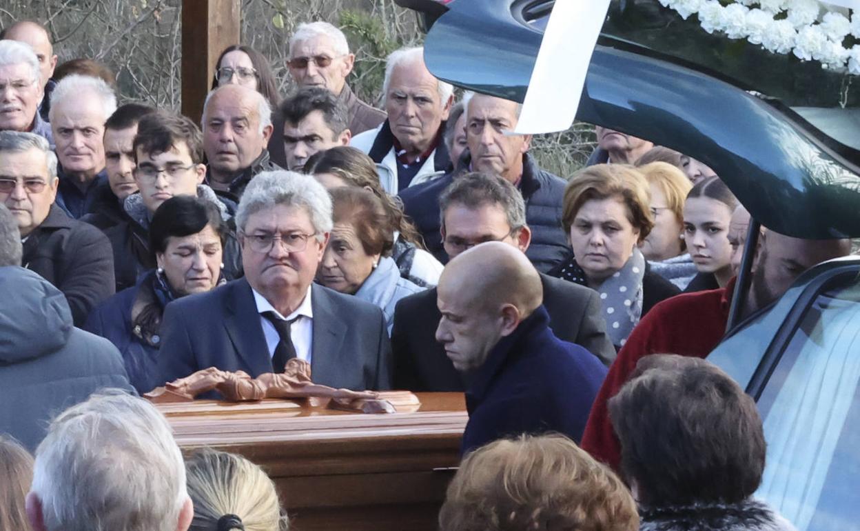 Cientos de vecinos acudieron a la iglesia parroquial de Bedriñana para dar el último adiós a sus vecinos, que perdieron la vida el pasado lunes en un accidente de tractor,