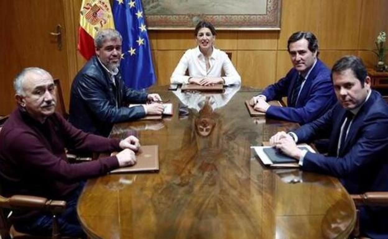 Yolanda Díaz, en una foto de archivo junto a los líderes de UGT, CC OO, CEOE y Cepyme