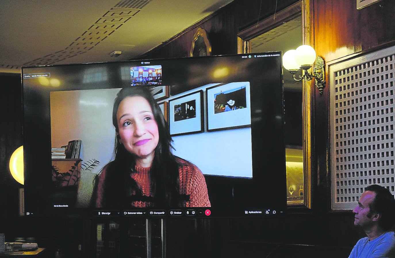 María Elena Morán, durante la lectura del fallo del jurado del Premio Café Gijón. iñaki martínez