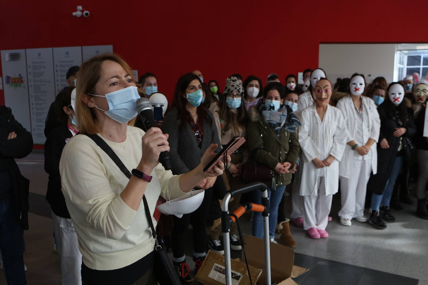 Fotos: Crece el malestar entre el personal del HUCA: «Nuestros derechos no son privilegios»