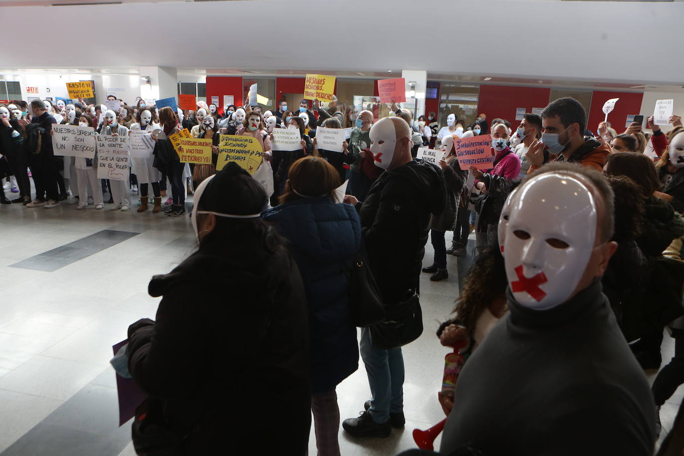 Fotos: Crece el malestar entre el personal del HUCA: «Nuestros derechos no son privilegios»