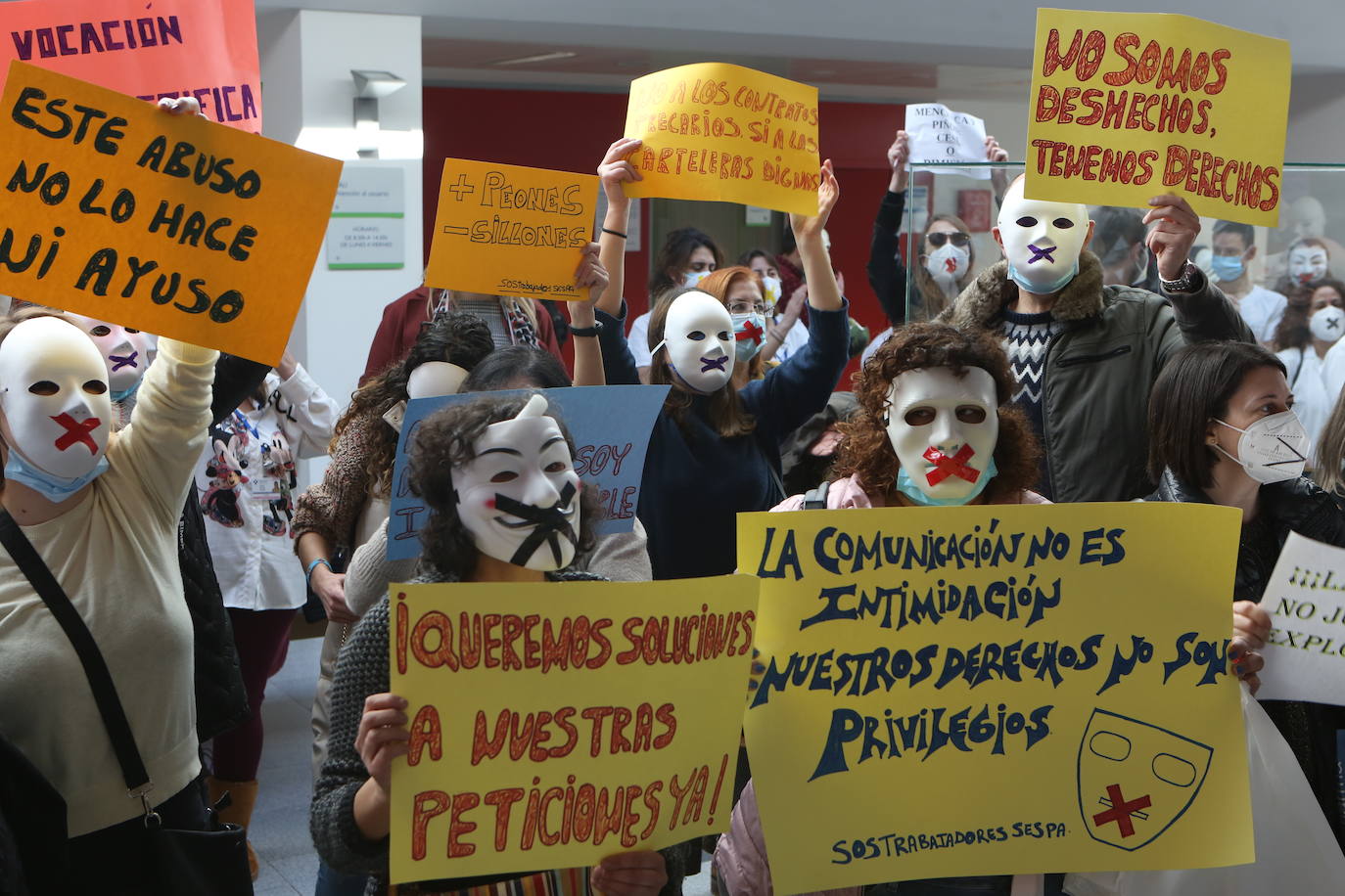 Fotos: Crece el malestar entre el personal del HUCA: «Nuestros derechos no son privilegios»