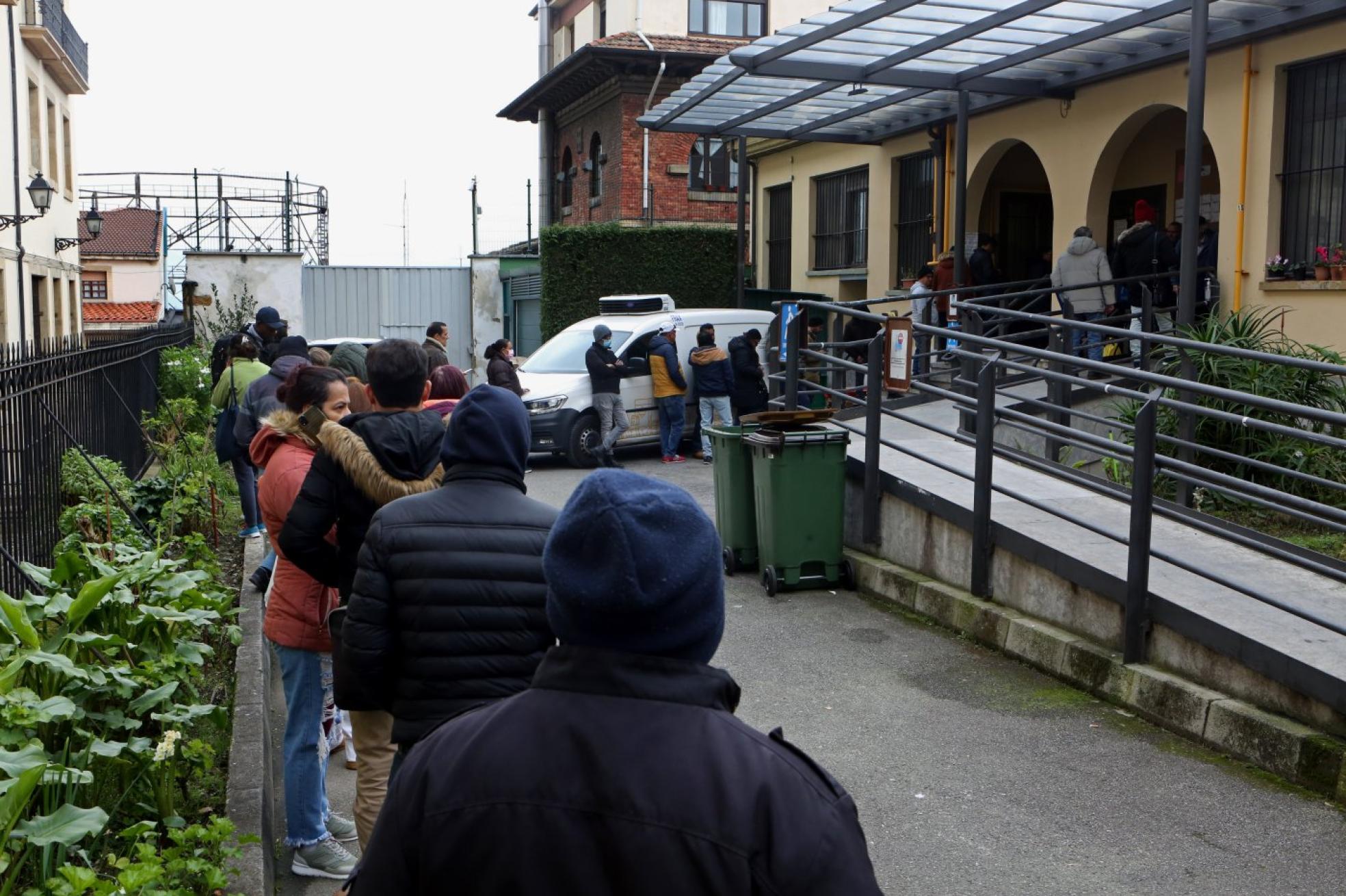 Un grupo de personas hacía cola en la Cocina Económica en Oviedo ayer, antes de la hora de comer. 
