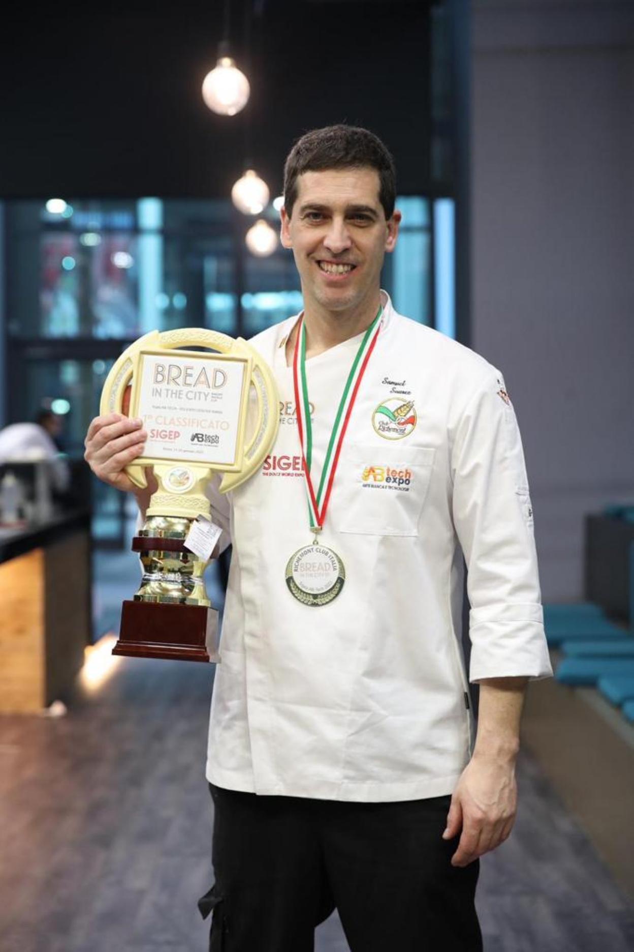 El panadero asturiano Samuel Suárez, en Italia, con el trofeo del campeonato internacional. 