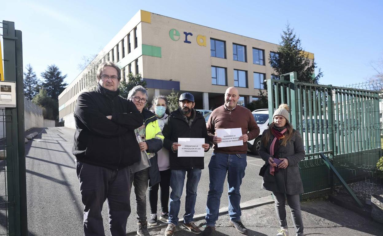 Pablo Pañeda y Gabriel Menéndez, conductor y auxiliar de transporte a centros de día, no han sido subrogados tras los impagos del ERA.