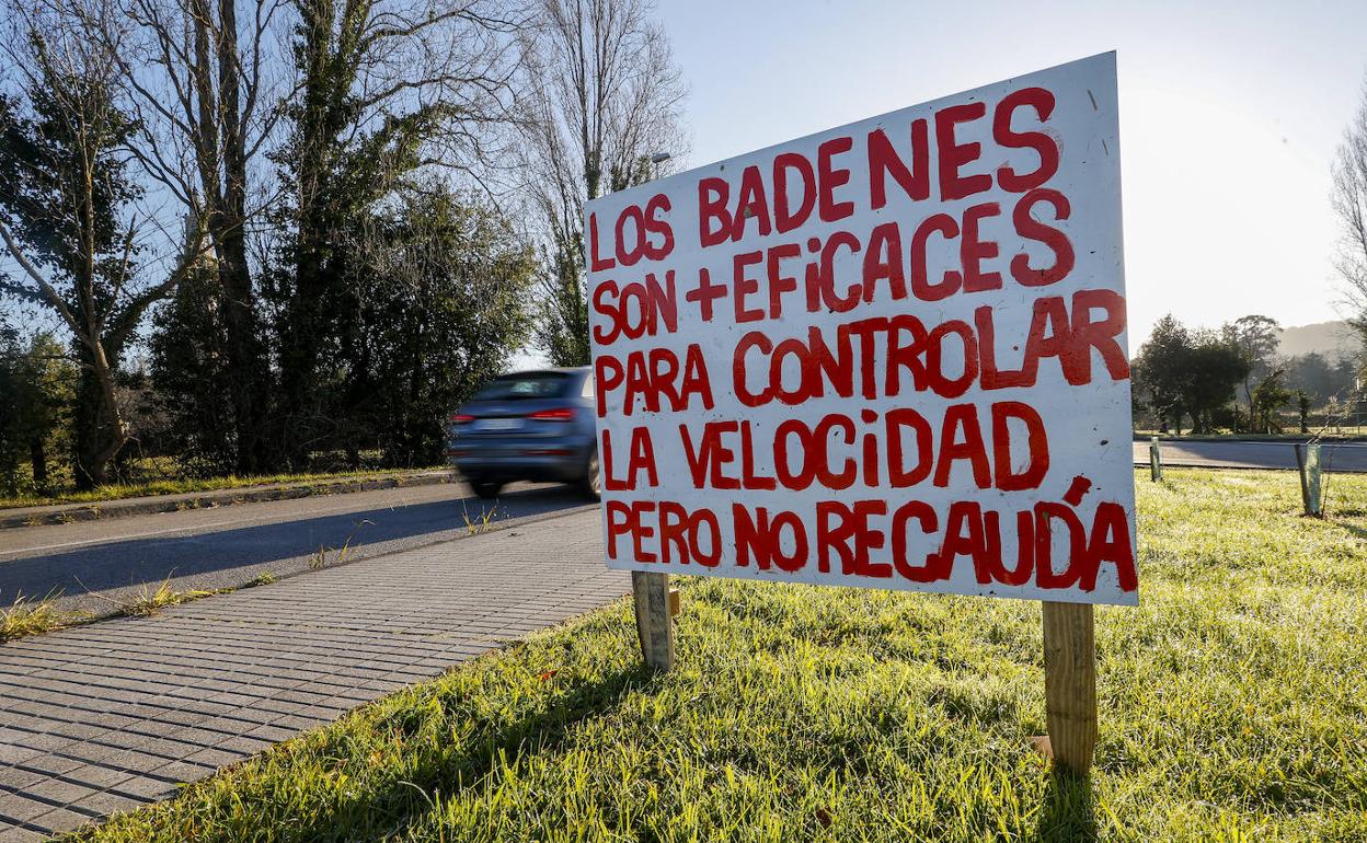 Carteles de protesta, a la altura de la avenida del Jardín Botánico, en desacuerdo por la presencia de un radar en la carretera.