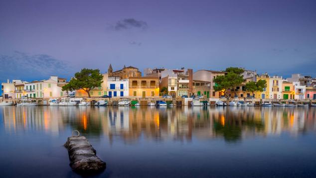 7. Porto Colom, Mallorca. Es un antiguo puerto de pescadores situado en una coqueta bahía natural, con casas de colores y un encanto que ha sobrevivido a la época del turismo de masas. Su símbolo es el faro que lo flanquea y que funciona desde 1863. Este es un buen lugar para degustar las clásicas calderetas de pescado o para darse un baño en la cala Marçal, a solo un kilómetro del núcleo urbano. Hoy es una pedanía perteneciente al municipio de Felanich.