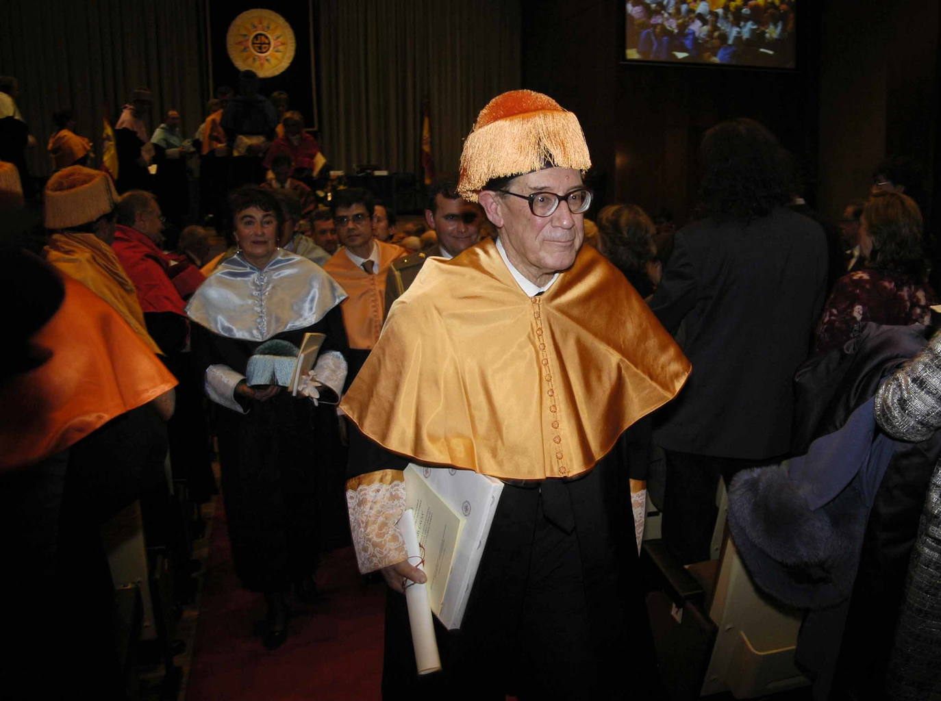 2007 - Juan Velarde Fuertes, investido doctor honoris causa en Ciencias Económicas y Empresariales por la Universidad Nacional de Educación a Distancia, UNED. 