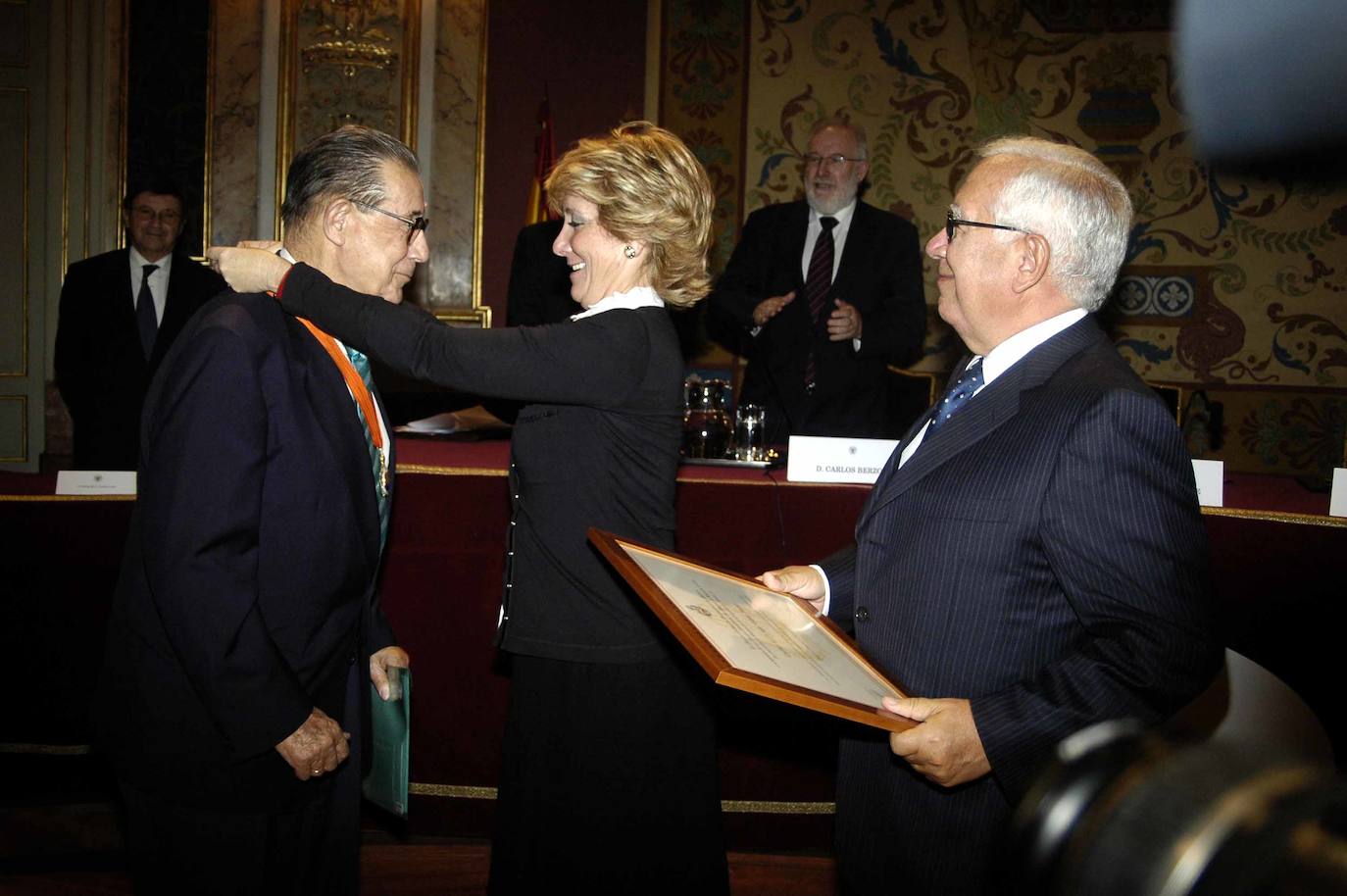 2007 - Juan Velarde Fuertes recibe la distinción como colegiado de Honor del Colegio de Economistas de Madrid. 