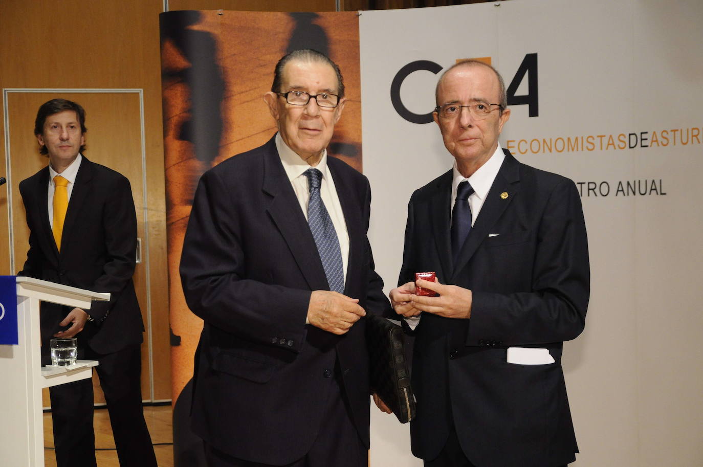 2012 - Juan Velarde Fuertes recibe el título de 'Colegiado de honor 2012' del Colegio de Economistas de Asturias. 