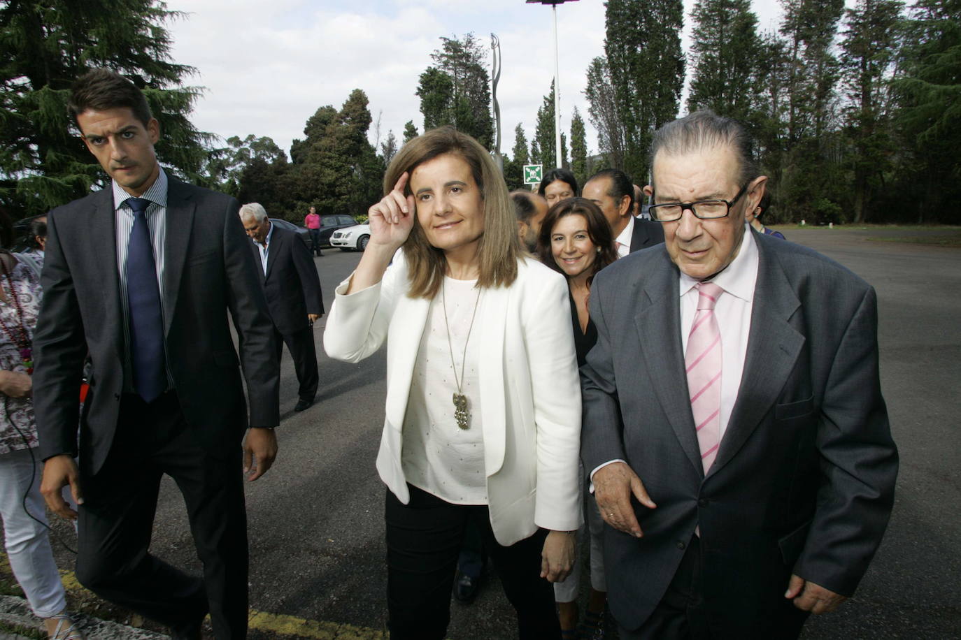 2012 - La ministra de Empleo y Seguridad Social, Fátima Báñez, y Juan Velarde Fuertes en el acto de clausura de los cursos de verano de La Granda. 