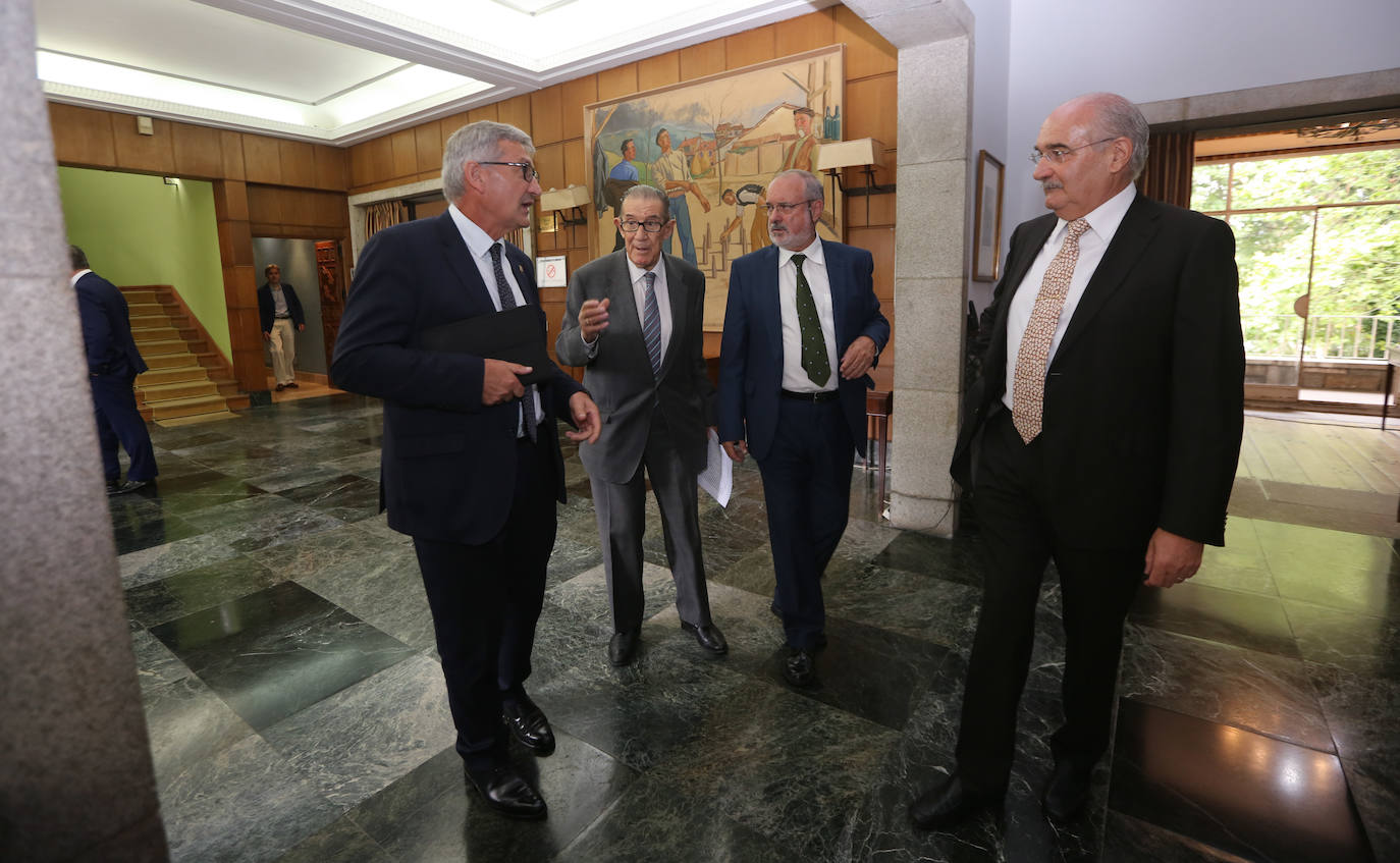 2018 - Santiago García Granda, Juan Velarde y Emilio de Diego, en la inauguración de los cursos de verano de La Granda. 