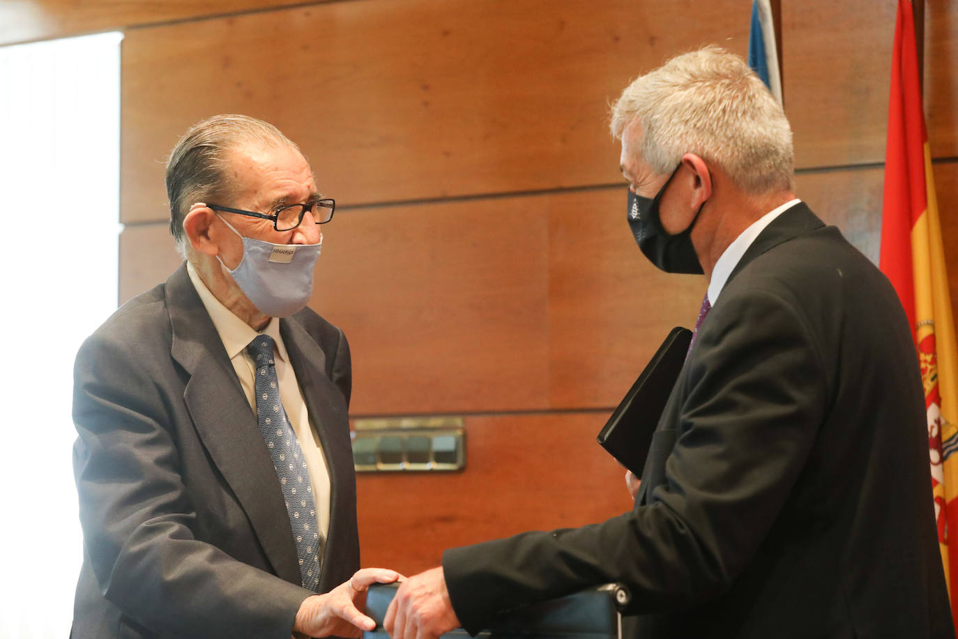 2020 - Juan Velarde y Santiago García Granda, en uno de los cursos de verano de La Granda. 