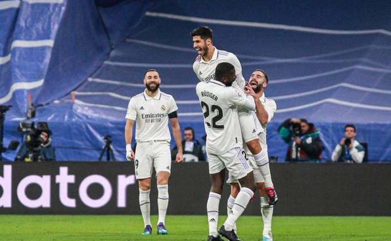 Los jugadores del Real Madrid celebran el gol de Asensio que encarriló el triunfo ante el Valencia