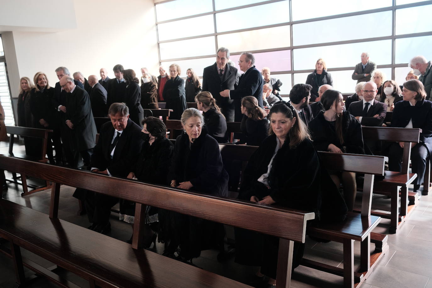 Fotos: Emotivo adiós al economista asturiano Juan Velarde