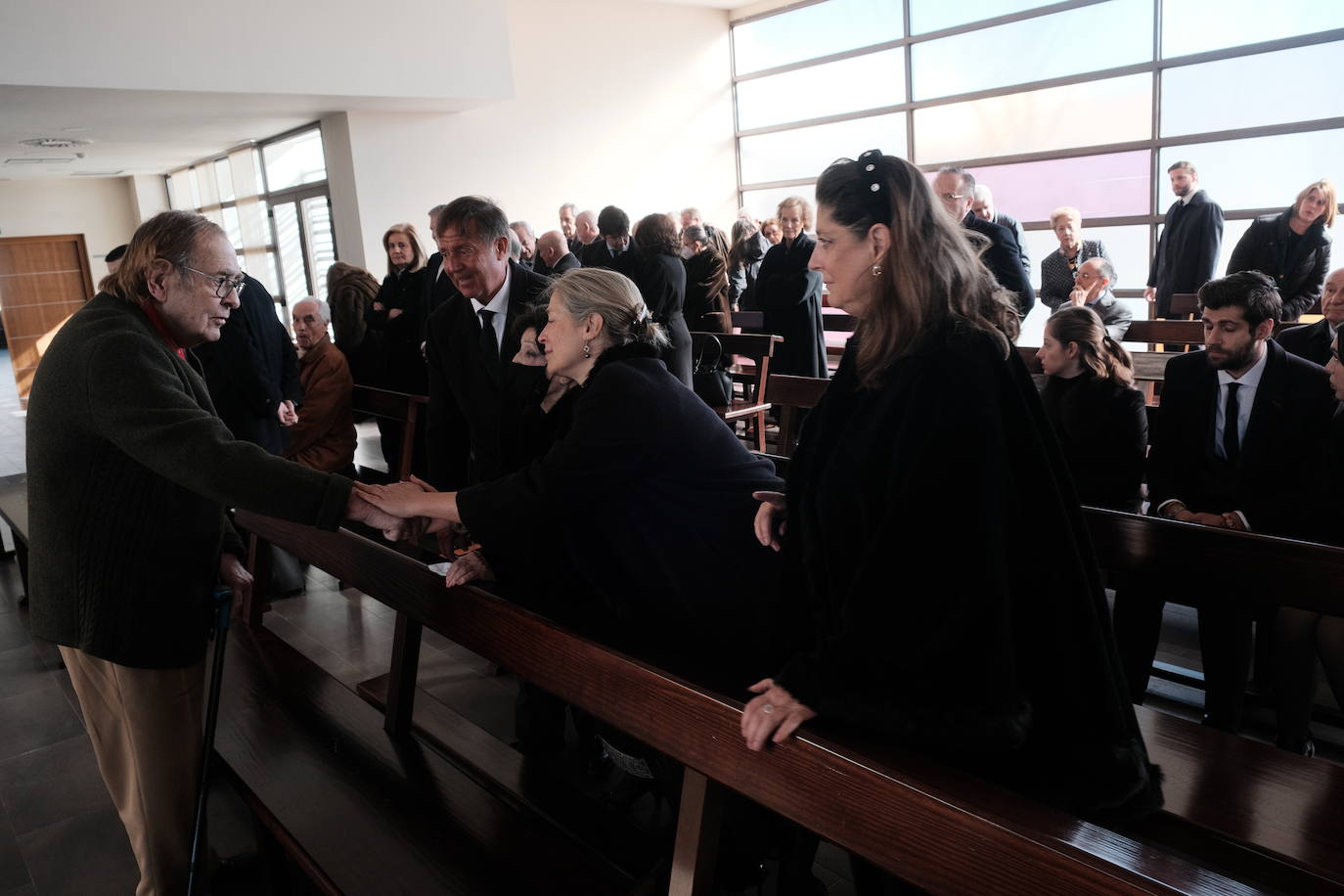 Fotos: Emotivo adiós al economista asturiano Juan Velarde