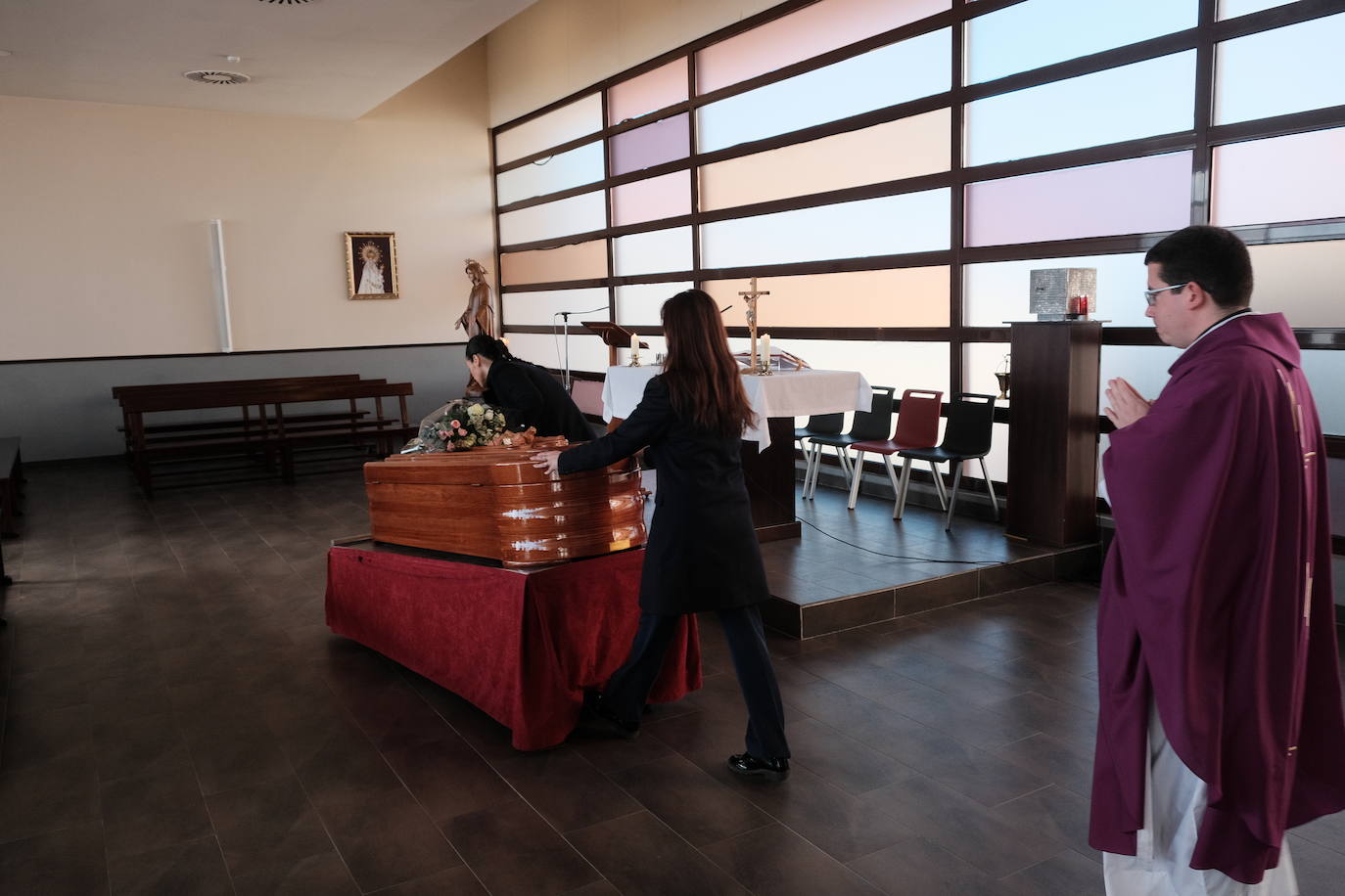 Fotos: Emotivo adiós al economista asturiano Juan Velarde