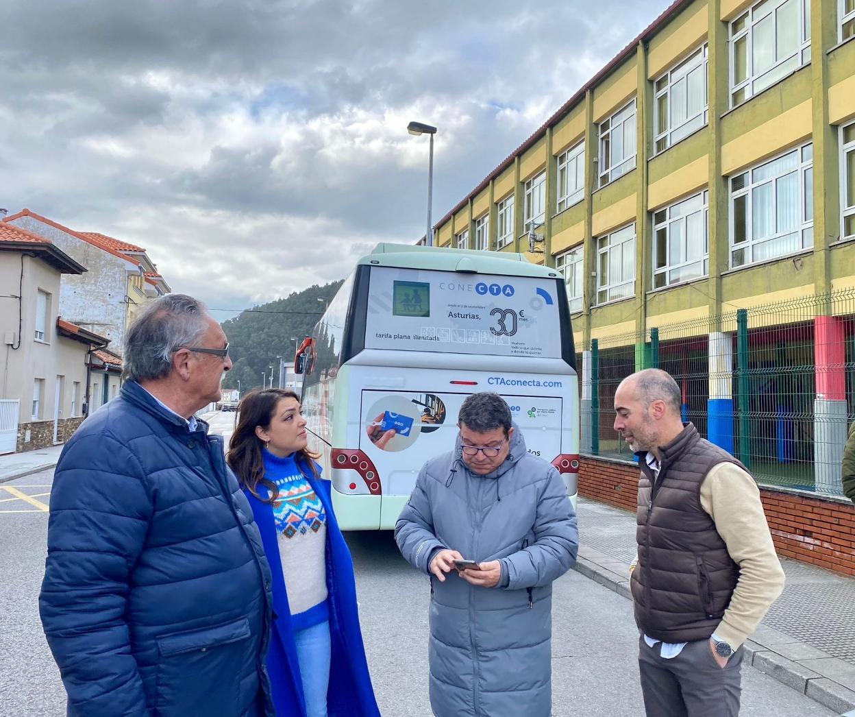 Carolina López, junto a vecinos, frente al colegio de La Arena. 
