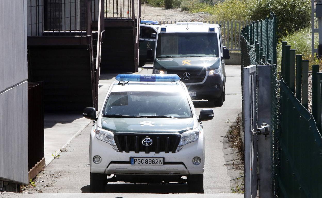 Tres vehículos de la Guardia Civil, en el acceso a la cárcel de Asturias, en Villabona. 