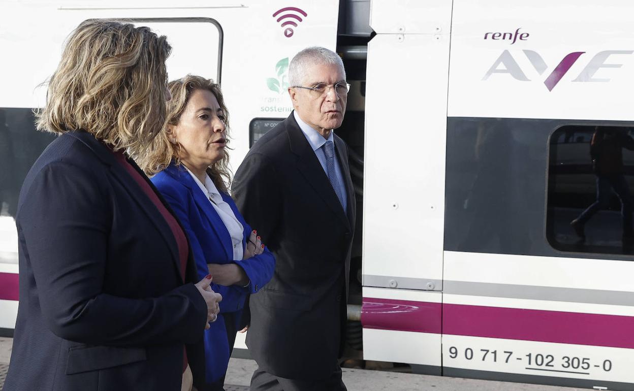 La ministra de Transportes, Raquel Sánchez, camina entre el presidente de Renfe, Isaías Táboas, y la de Adif, María Luisa Domínguez. 