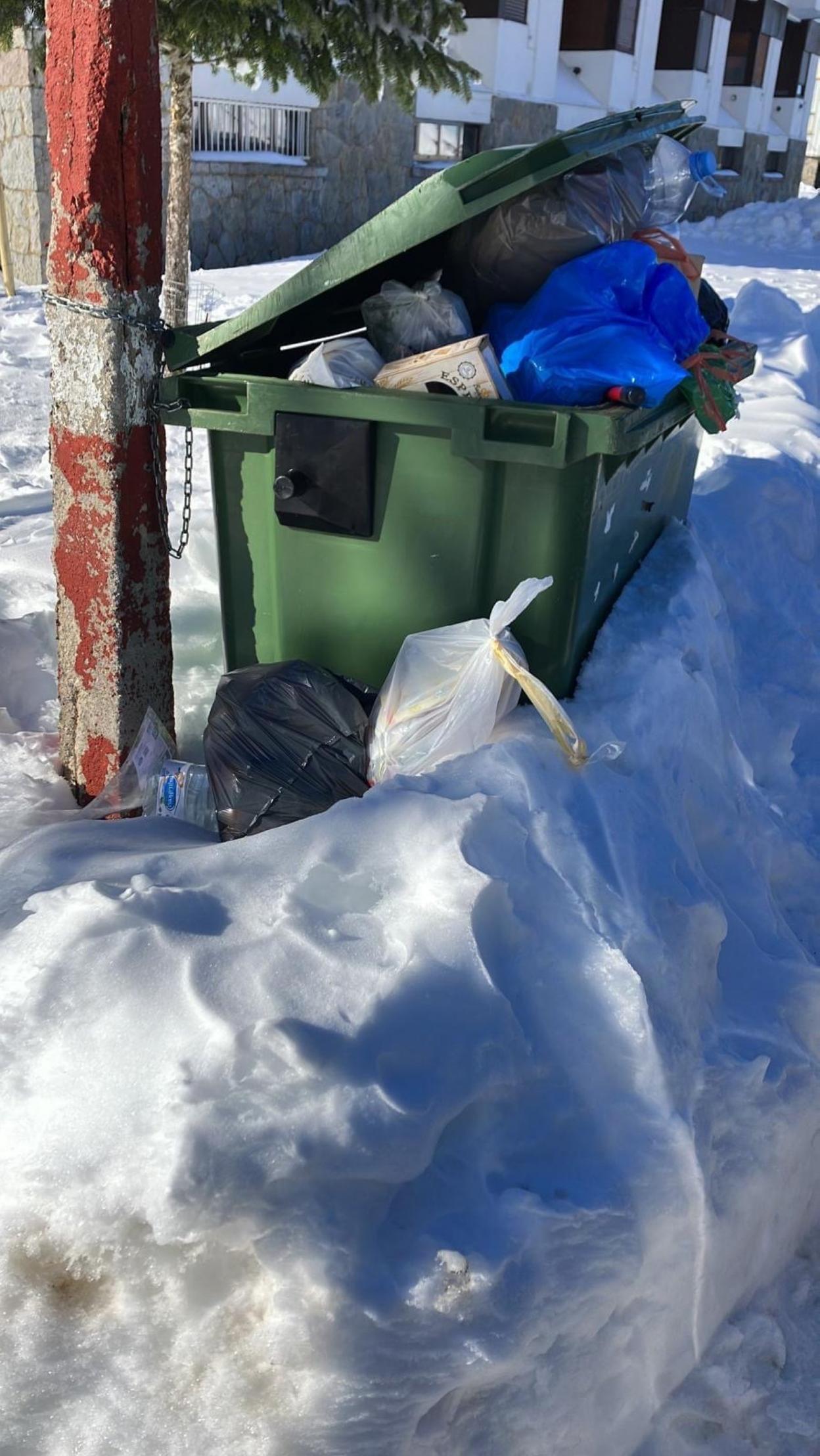 Basura a rebosar en un contenedor en El Brañillín. 