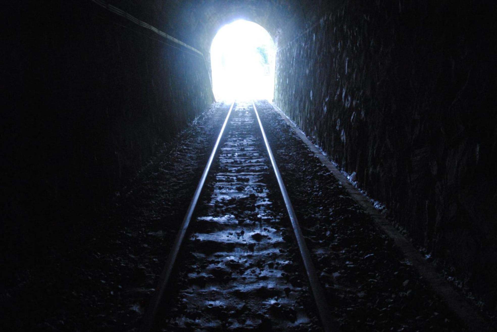 Interior de un túnel de Barcia (Valdés), por donde circulan los trenes de Feve. 