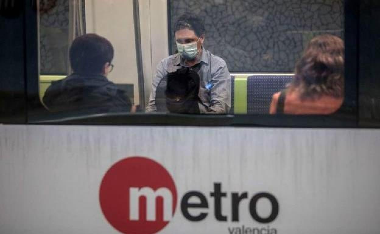 Pasajeros del Metro de Valencia, con mascarilla.