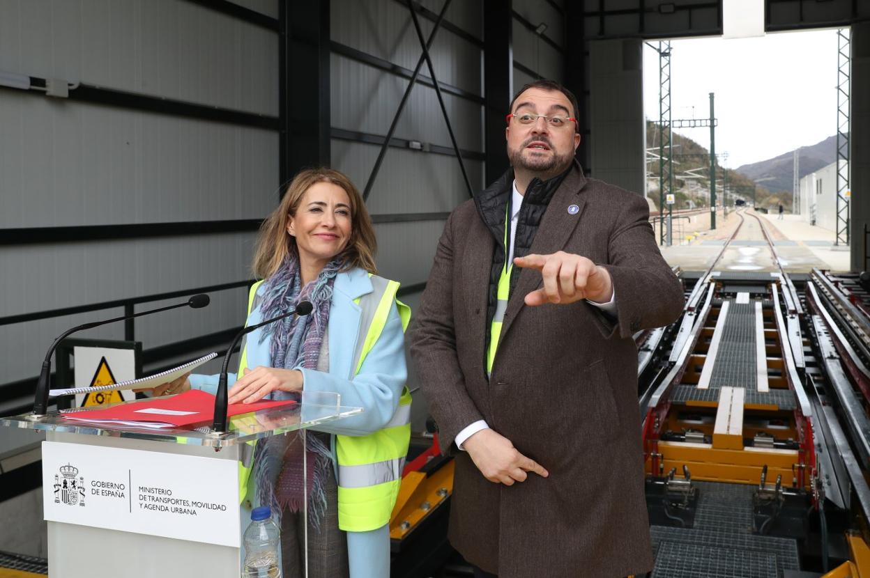 Raquel Sánchez y Adrián Barbón, en el intercambiador de la variante, en noviembre pasado. 