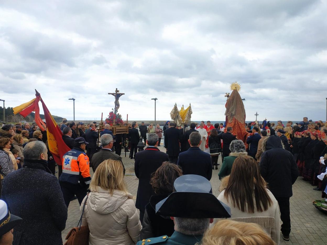 Procesión cívica del Cristo del Socorro, arropada por decenas de feligreses. 