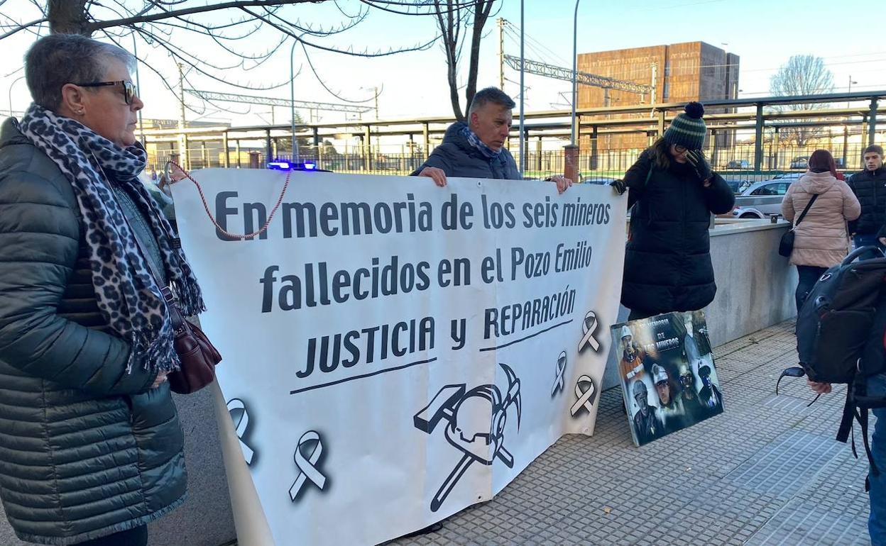 Los familiares de los eis mineros fallecidos se han concentrado este lunes a las puertas de los juzgados de León en el reinicio del juicio por los 'seis de Tabliza'