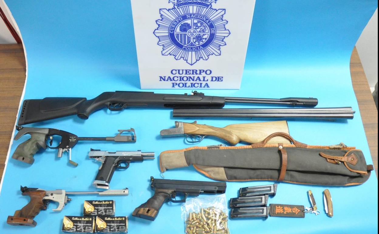 Armas requisadas por la Policía.