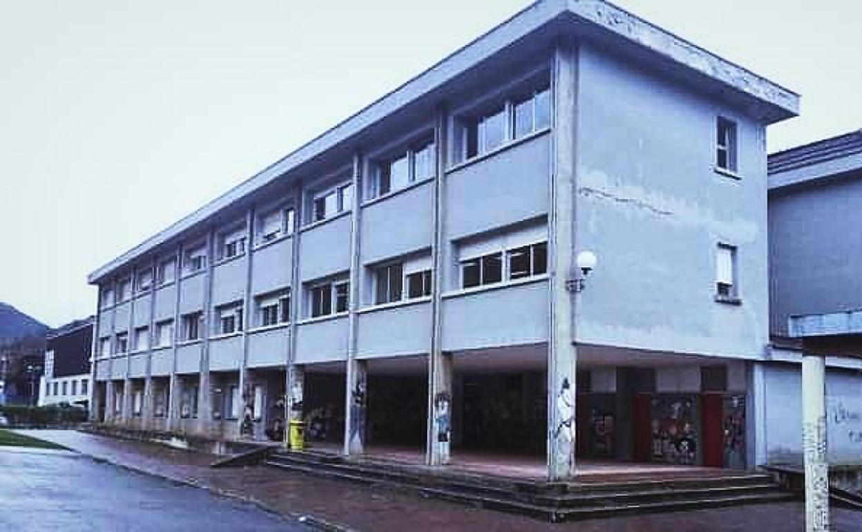 Cangas del Narcea: Solo 15 de 118 alumnos acuden a clase en el colegio Obanca, a 9 grados dentro del aula