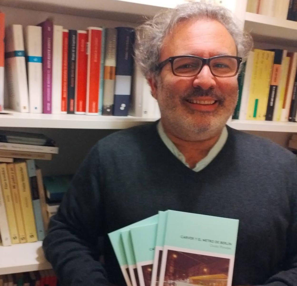 Ovidio Parades, con varios ejemplares de su último libro, 'Carver y el metro de Berlín'. 