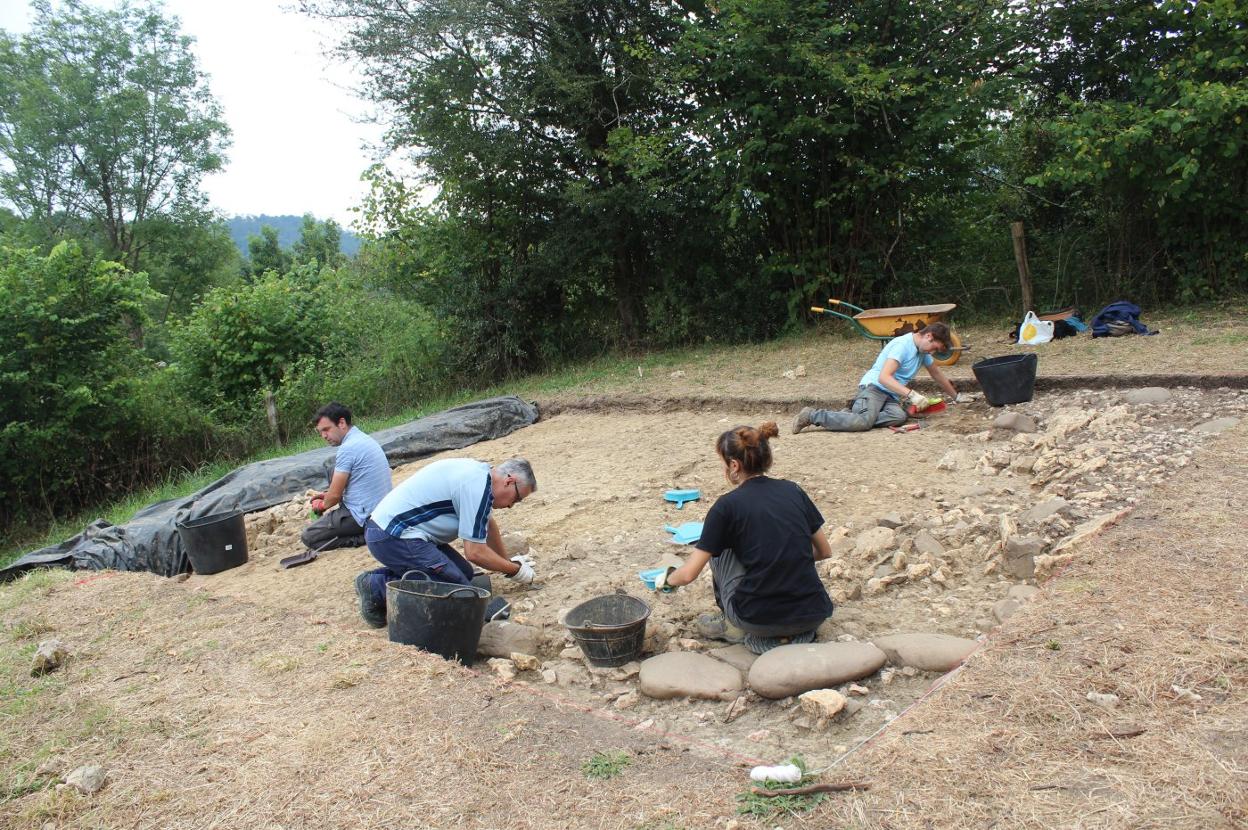El equipo de investigadores durante la campaña desarrollada el pasado verano en el yacimiento de Antrialgo. 