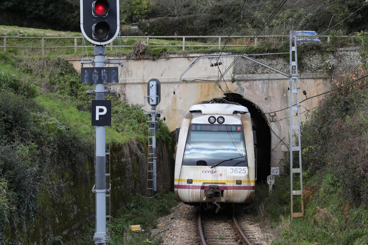 Un tren de Feve circulando cerca de Pravia, en uno de los tramos con los túneles más estrechos. 