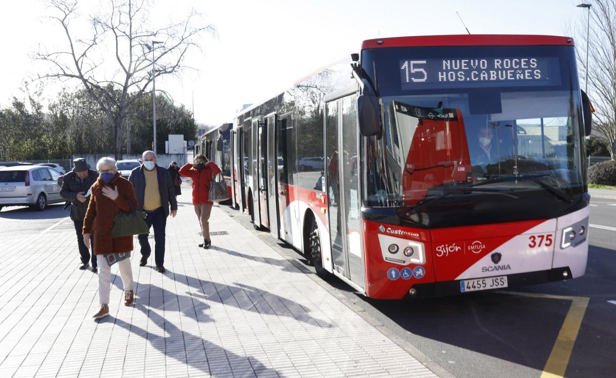 Autobús de la línea 15, unas de las que ayer se vio afectada por la reducción de servicios. 