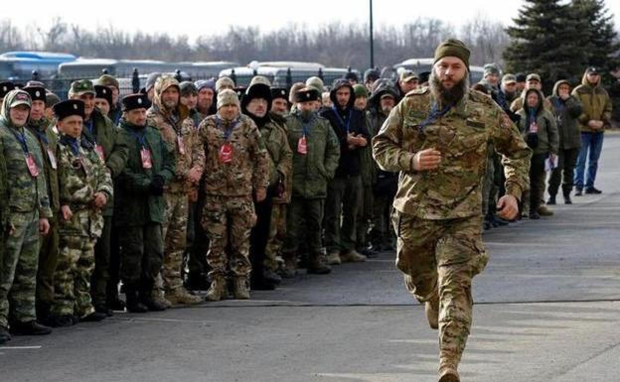 Voluntarios que luchan contra las fuerzas armadas ucranianas en la región de Donbás