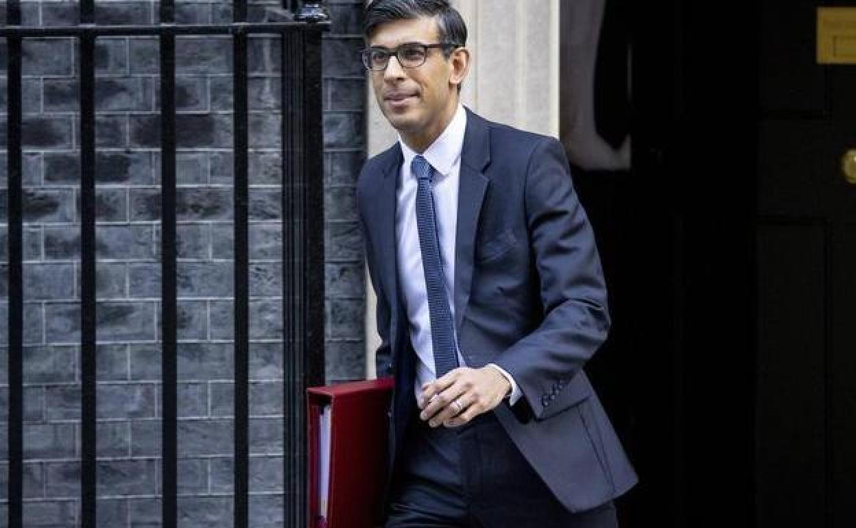 El primer ministro británico, Rishi Sunak, a la salida de Downing Street