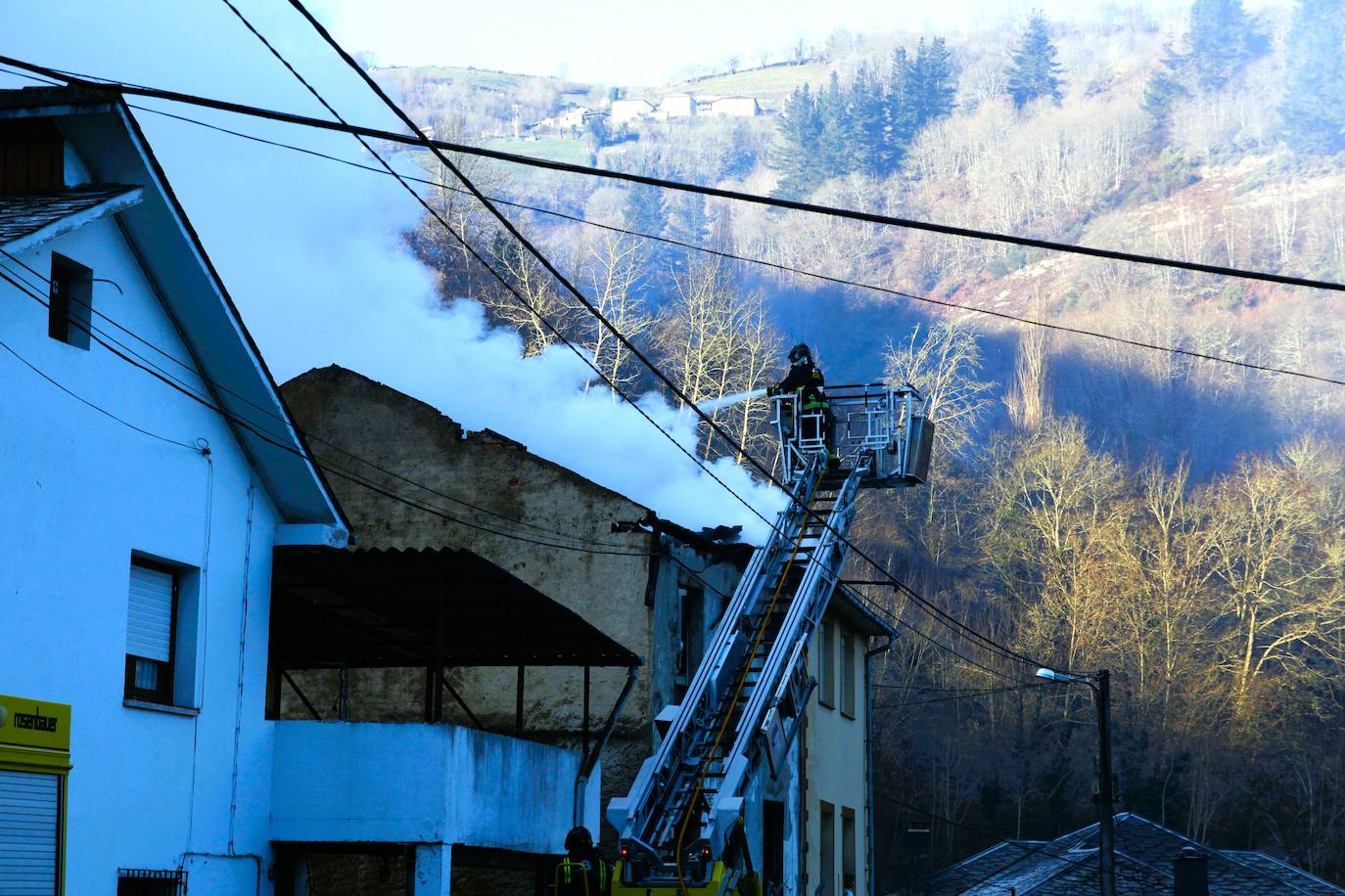 Fotos: Trágico incendio en una vivienda en Cangas del Narcea
