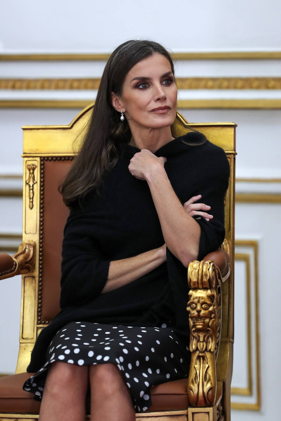 Fotos: La reina Letizia en Angola: de un conjunto rosa palo a un estiloso vestido de lunares