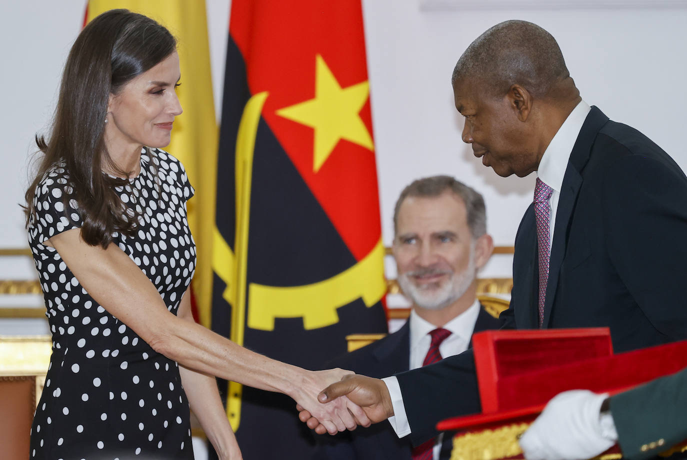 Fotos: La reina Letizia en Angola: de un conjunto rosa palo a un estiloso vestido de lunares