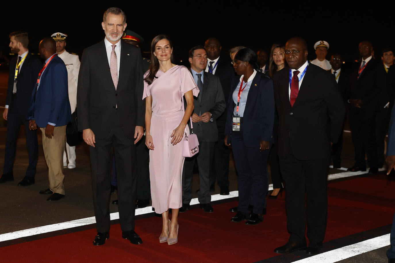 Fotos: La reina Letizia en Angola: de un conjunto rosa palo a un estiloso vestido de lunares