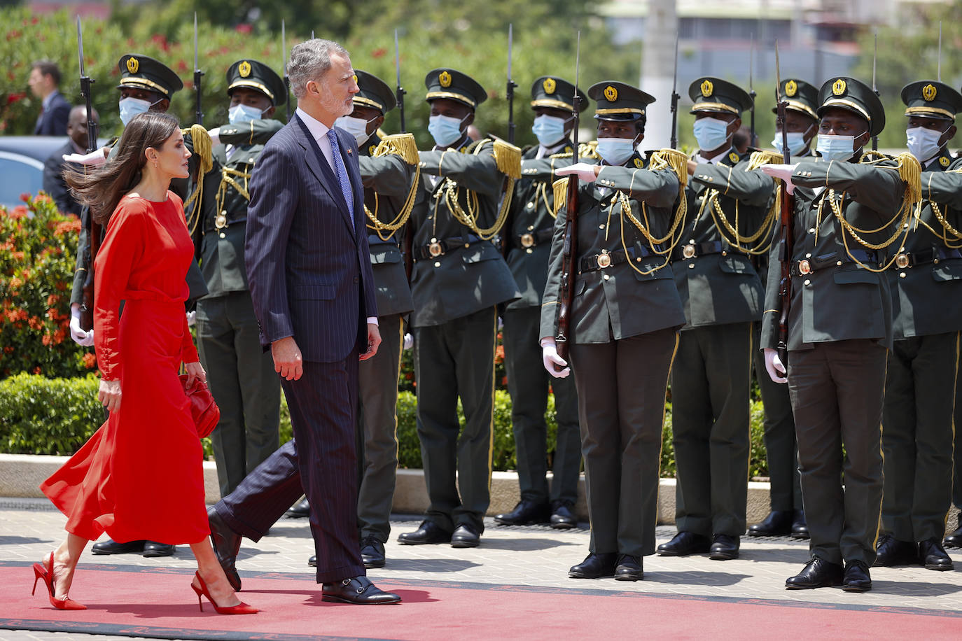 Fotos: La reina Letizia en Angola: de un conjunto rosa palo a un estiloso vestido de lunares