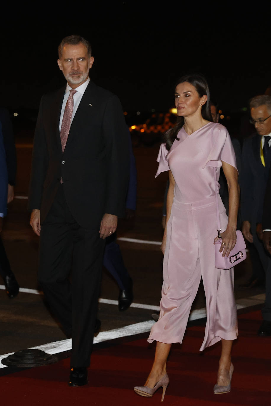 Fotos: La reina Letizia en Angola: de un conjunto rosa palo a un estiloso vestido de lunares