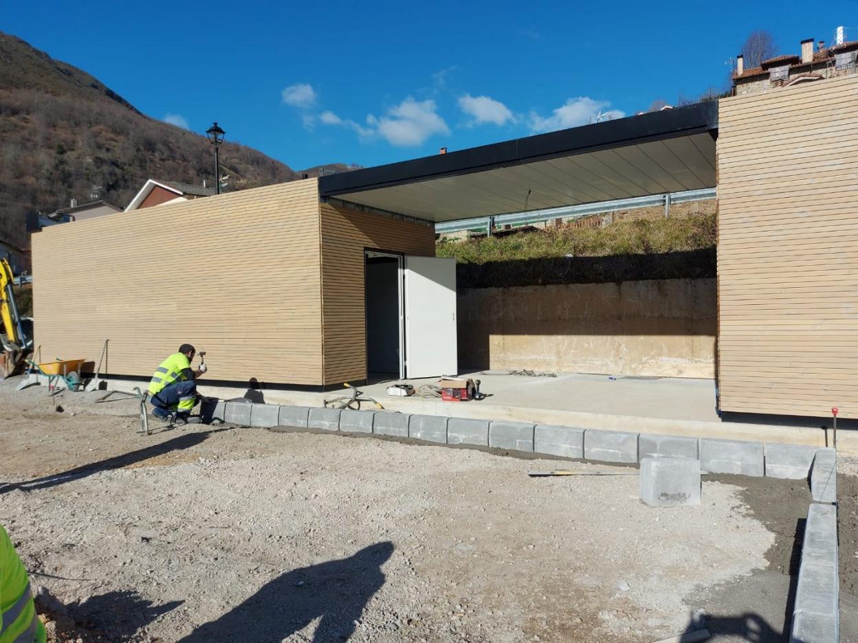 Trabajos de construcción de las naves auxiliares en el embarcadero de Tanes, en el concejo de Caso. 